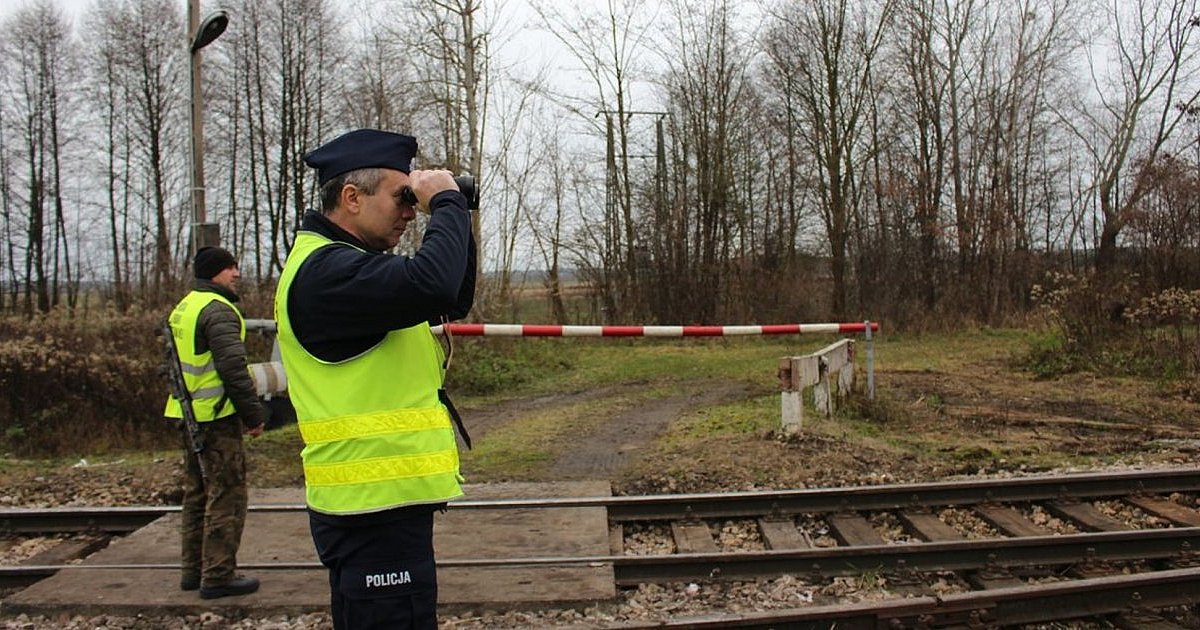 Tarnobrzeg. Wzmożone kontrole na torach. Policja prowadzi operację "TOR" [ZDJĘCIA]
