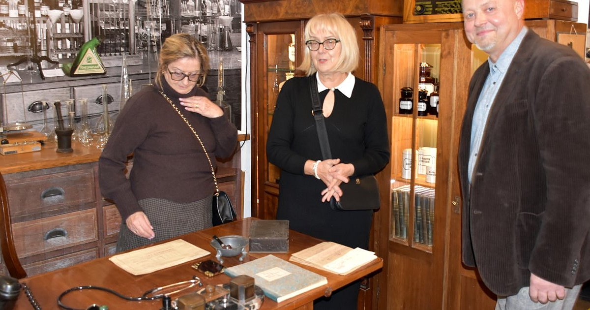 Lekarze, pacjenci, szpitale...  Sandomierska służba zdrowia w obiektywie. Nowa wystawa w Ratuszu [ZDJĘCIA]