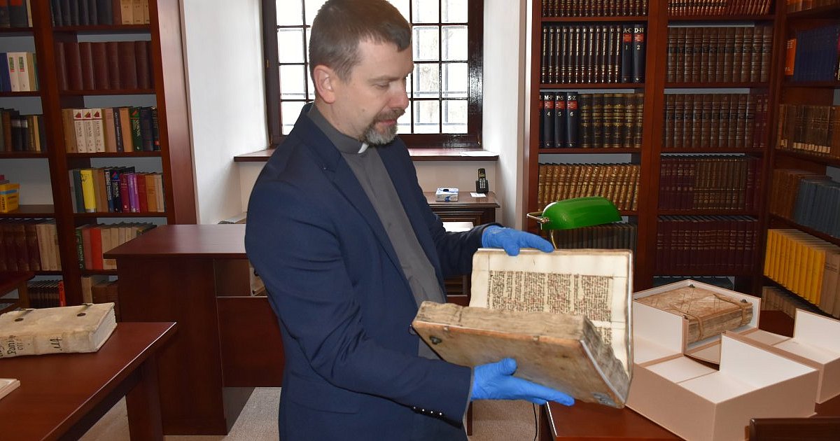 "Pantheon Sandomierski" - bezcenny manuskrypt z XIV wieku po konserwacji. Zabiegom poddano również inne rękopisy