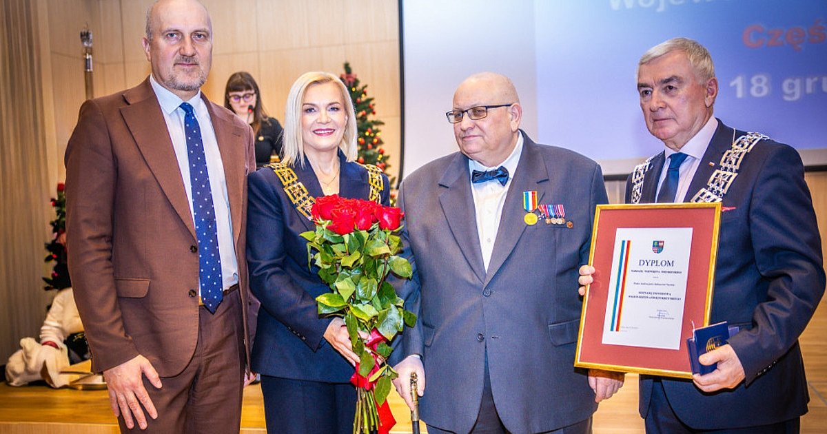 Odznaka na złoty jubileusz pisarski. Andrzej Sarwa został uhonorowany przez władze województwa świętokrzyskiego