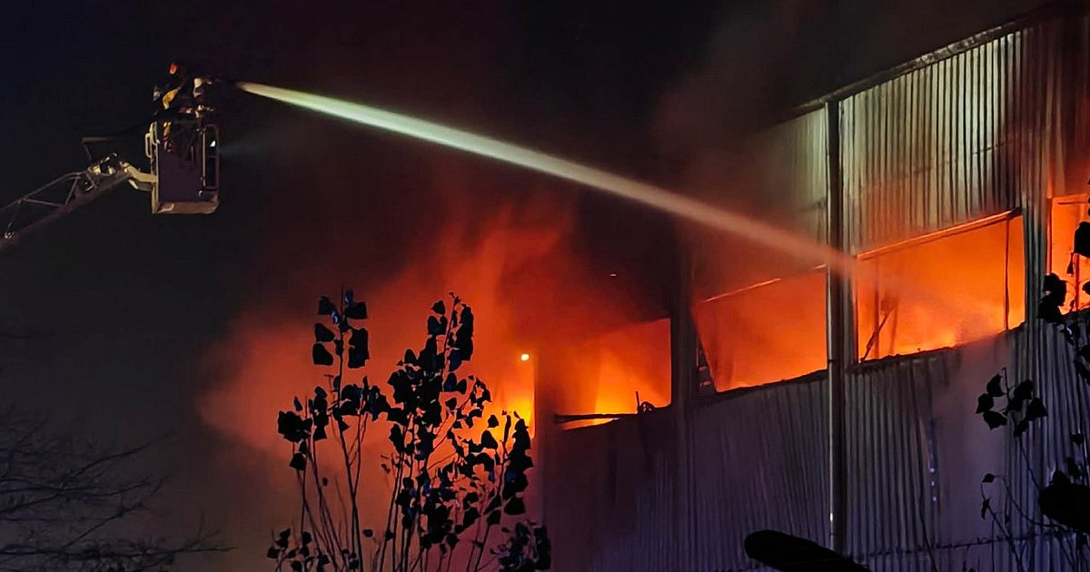 Gigantyczny pożar w Stalowej Woli. Płonie należąca do jednej z firm hala, w której produkowano paliwa alternatywne