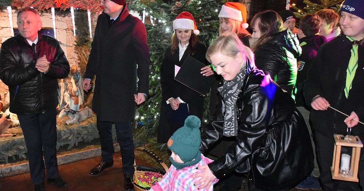 Świąteczna atmosfera na osiedlu przy ul. Baczyńskiego. Najmłodsi mieszkańcy udekorowali szopkę [ZDJĘCIA]