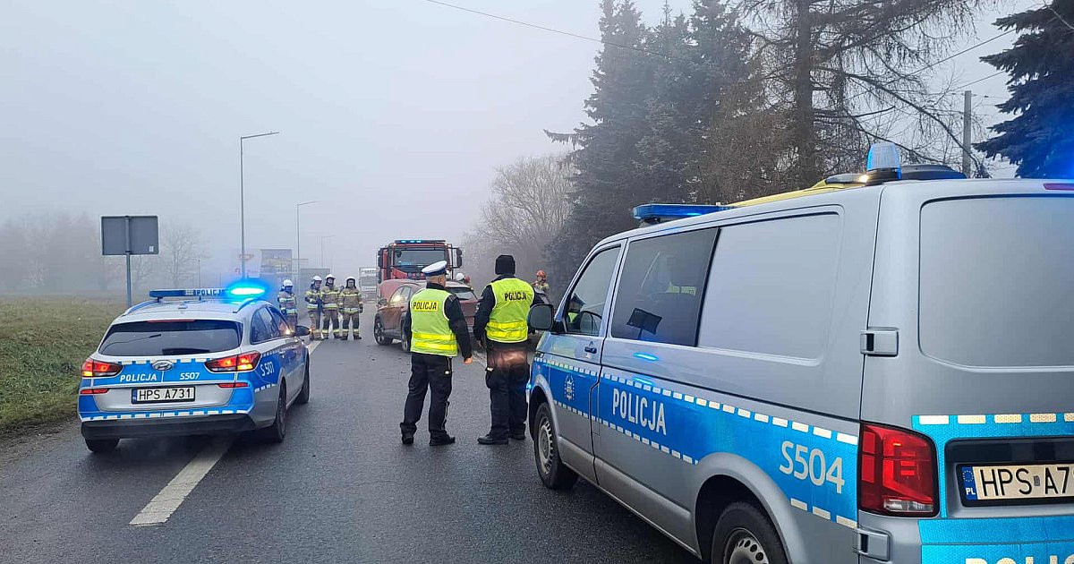 Jedna osoba ucierpiała w wypadku na obwodnicy Sandomierza. Droga jest zablokowana