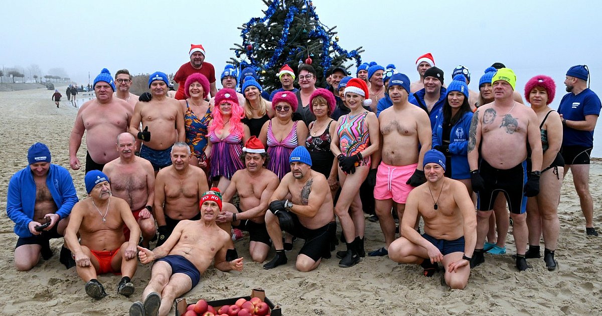 Tarnobrzeskie morsy udekorowały choinkę na plaży nad Jeziorem Tarnobrzeskim