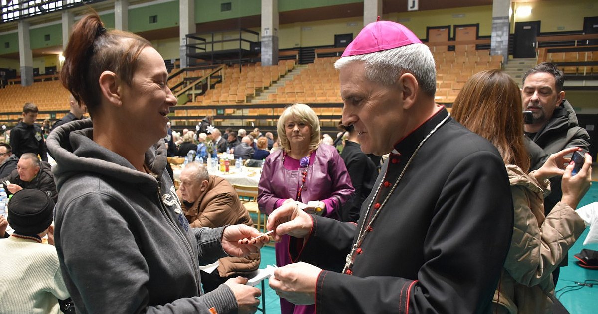 Wigilia Miejska 2025 w Tarnobrzegu. Był śpiew kolęd, życzenia i wspólny posiłek [ZDJĘCIA]