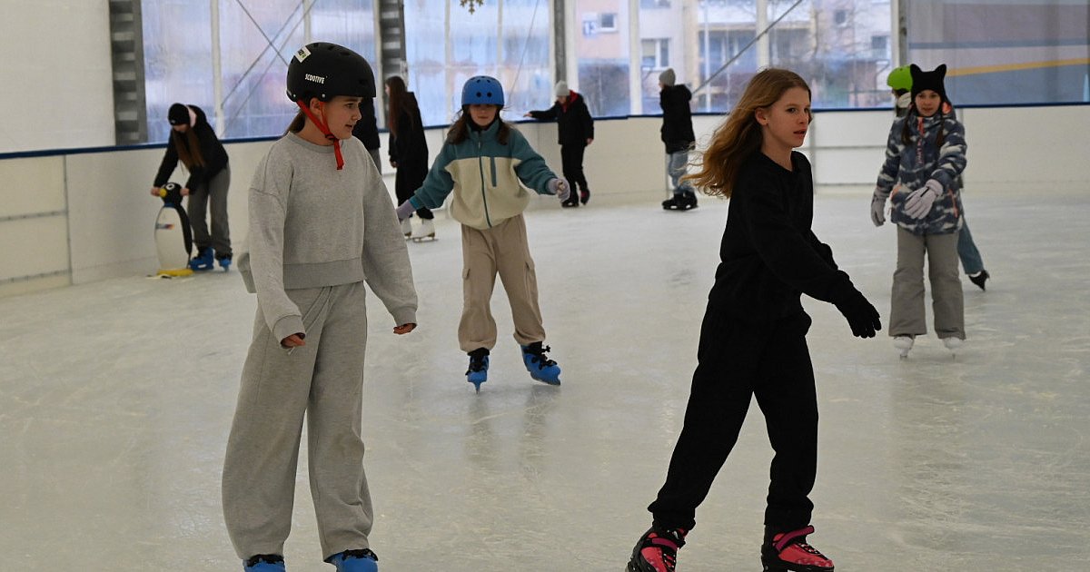 Otwarcie lodowiska w Tarnobrzegu. Na lód wyjechali pierwsi łyżwiarze [ZDJĘCIA]