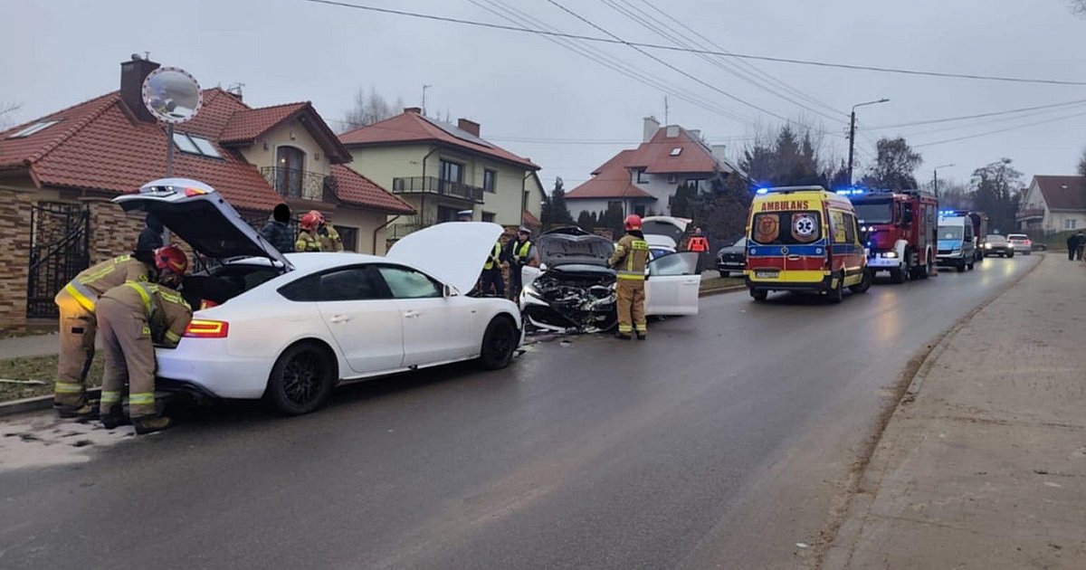 Wypadek w Sandomierzu. Rozbitymi autami podróżowało sześć osób, w tym troje dzieci