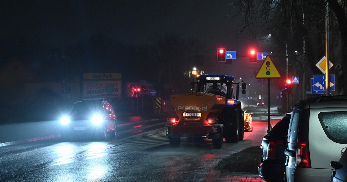 Lód na drogach i chodnikach! Na ulice Tarnobrzega wyjechały piaskarki. Prezydent apeluje: zostańcie w domach [ZDJĘCIA]