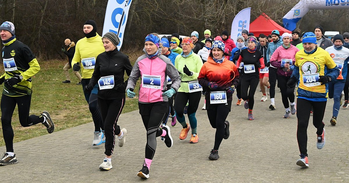 Ponad 220 osób pobiegło w IV Tarnobrzeskim Biegu Sylwestrowym nad Jeziorem Tarnobrzeskim [ZDJĘCIA]