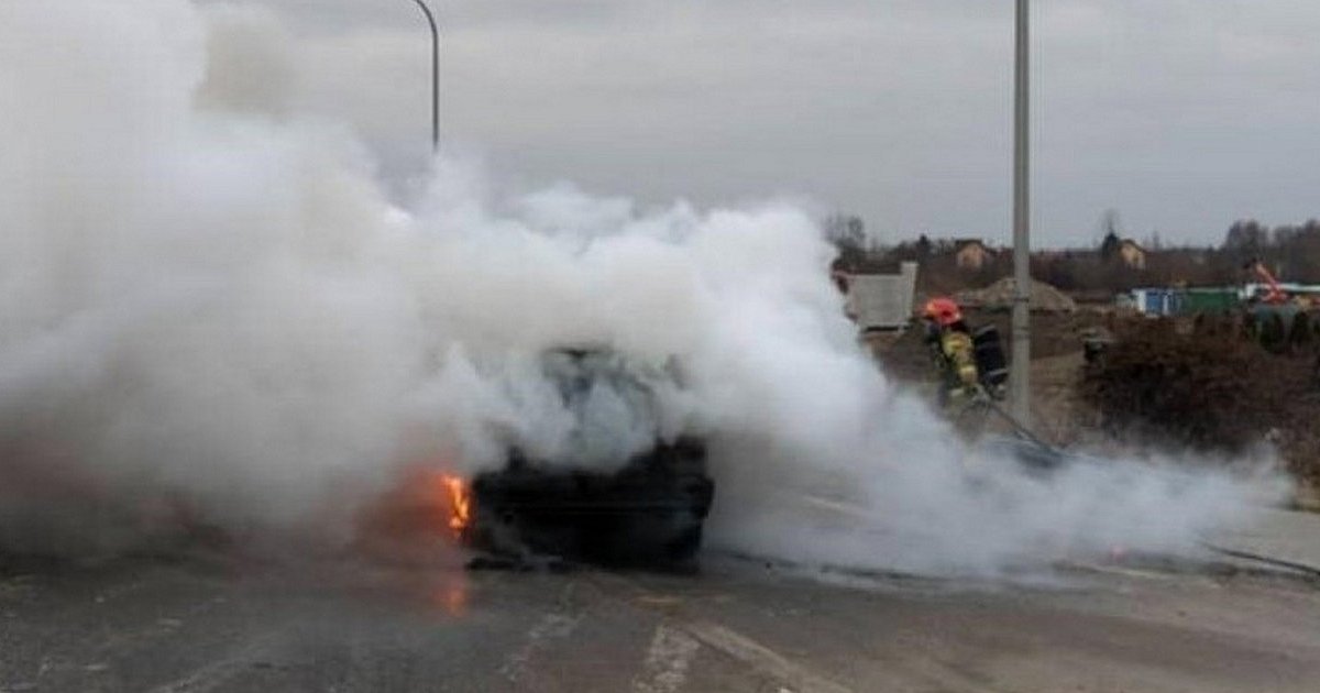 Auto zapaliło się na drodze w pobliżu sandomierskiego mostu [ZDJĘCIA]