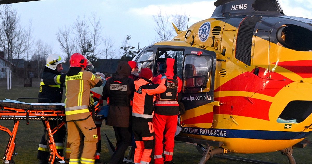 Pożar domu w Tarnobrzegu. Są ofiary, na miejsce wezwano śmigłowiec LPR [ZDJĘCIA]