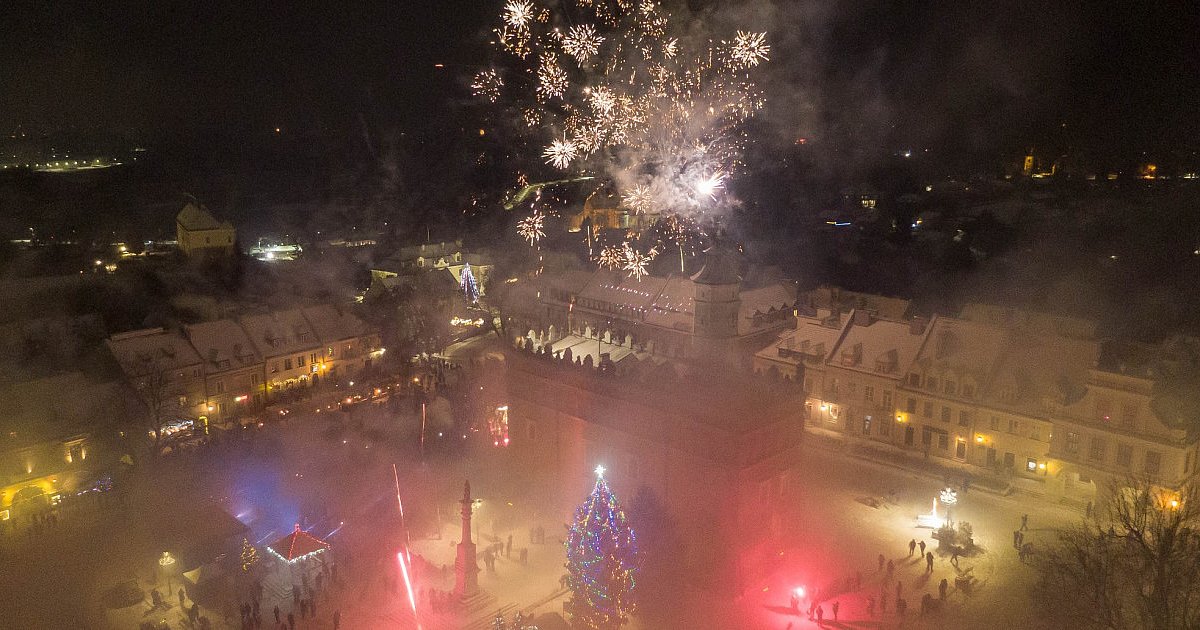 Sylwester pod gwiazdami w Sandomierzu. Tak mieszkańcy i turyści powitali 2026 rok [ZDJĘCIA]