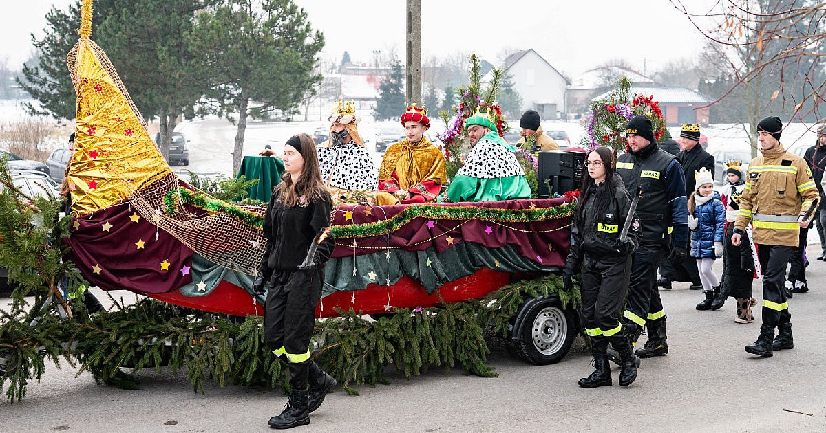 Trzej królowie w łodzi. Niezwykły orszak na ulicach Grębowa [ZDJĘCIA]