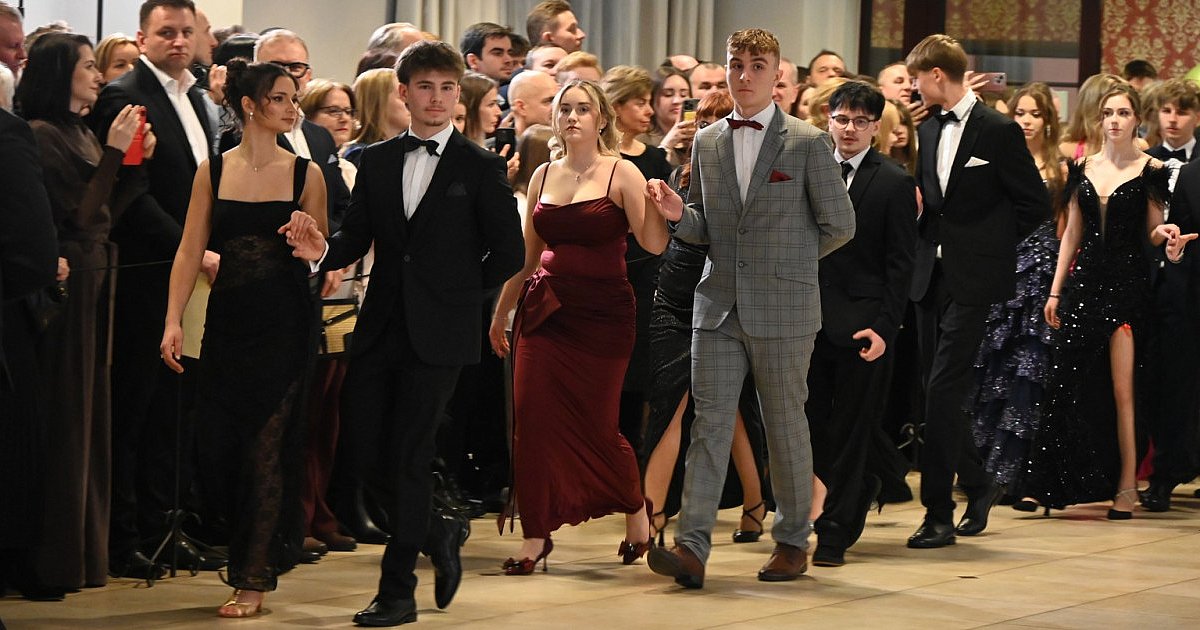 Tak licealiści z czterech klas tarnobrzeskiego "Hetmana" bawią się na studniówce 2026 [ZDJĘCIA]