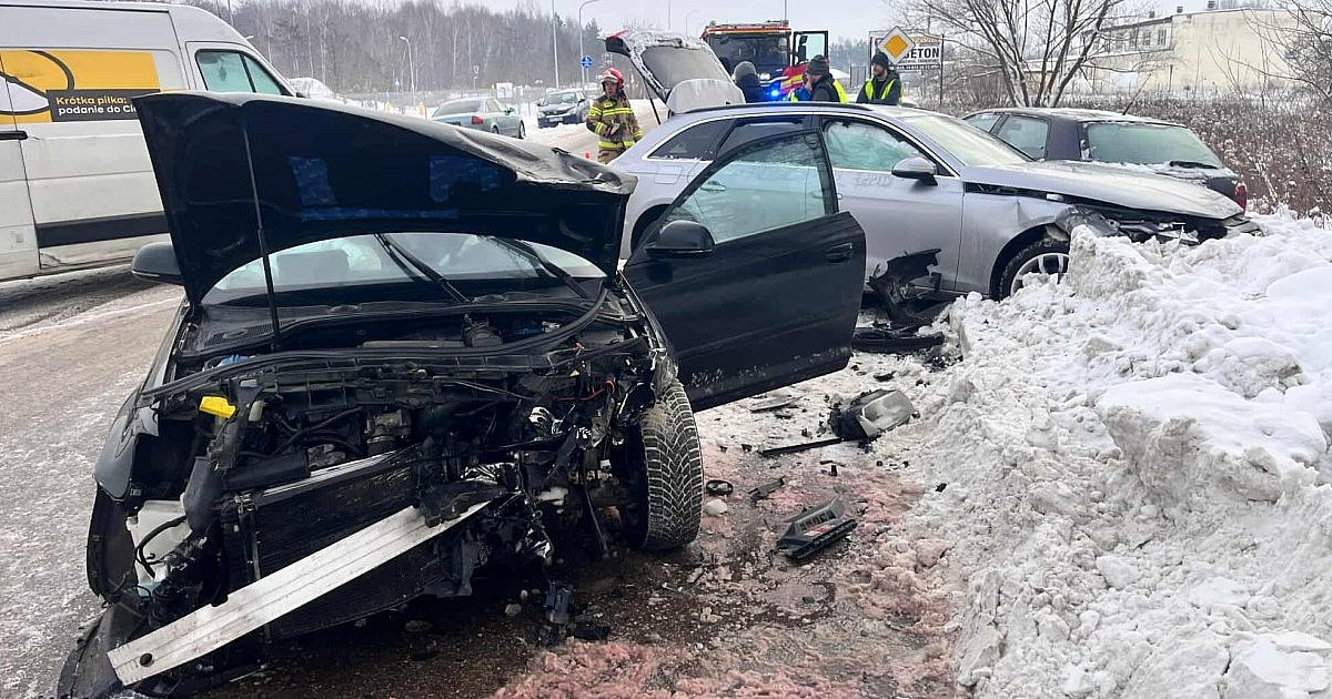 Zderzenie trzech aut w Chmielowie