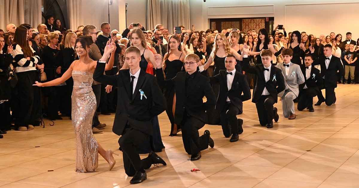 Bal na 140 par! Studniówka maturzystów z LO im. M. Kopernika w Tarnobrzegu [ZDJĘCIA]