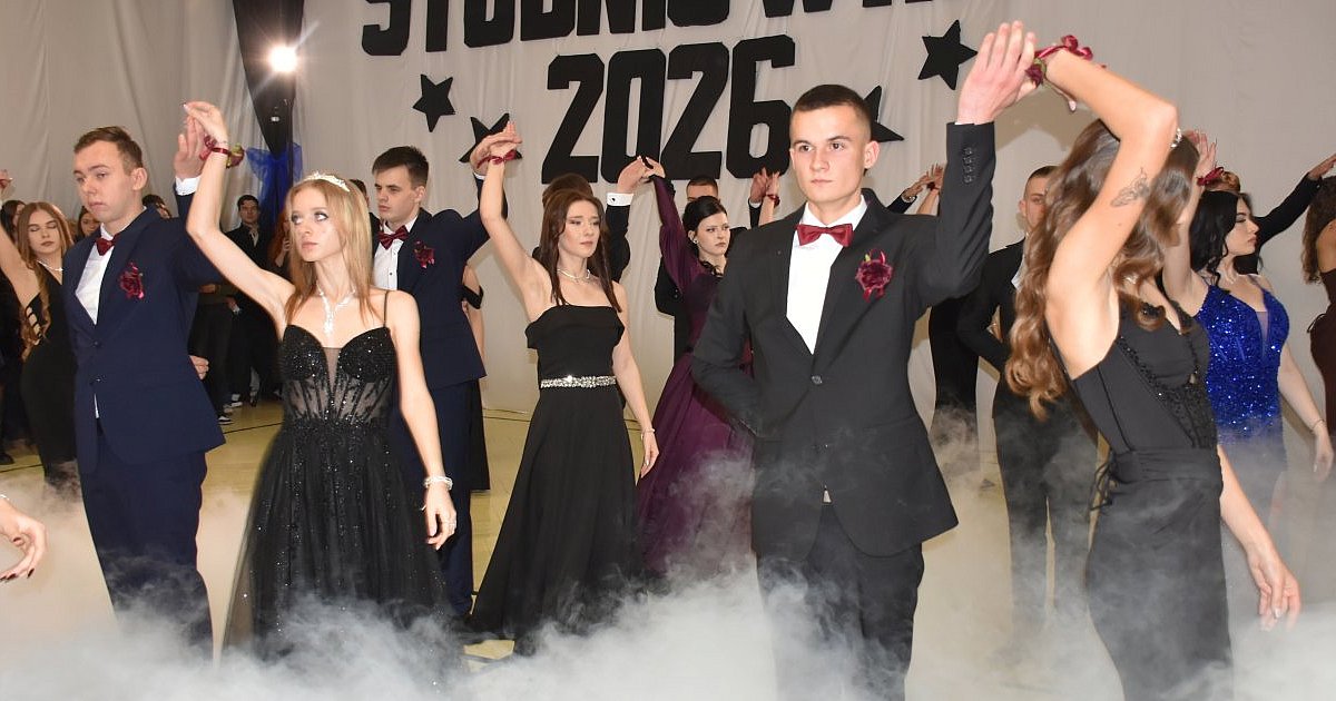 Zgodnie z tradycją - studniówka w Liceum im. Stefana Żeromskiego w Chobrzanach [ZDJĘCIA]