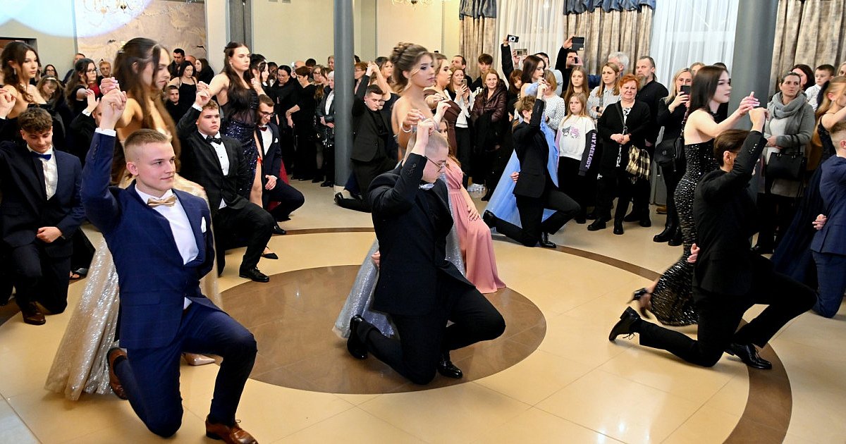 Studniówka tarnobrzeskiej "Budowlanki". Po polonezie przyszedł czas na życzenia i tradycyjnego w "Budowlance" walca [ZDJĘCIA]