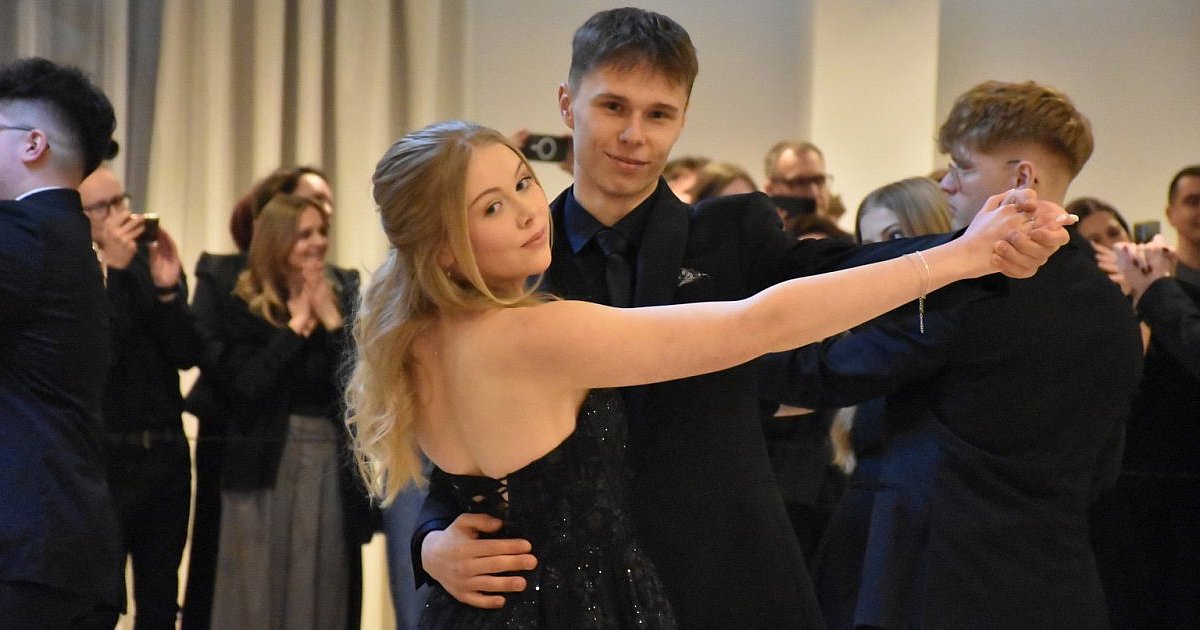 Uczniowie Społecznego Liceum im. Małego Księcia w Tarnobrzegu przeżyli swoją studniówkę [ZDJĘCIA]