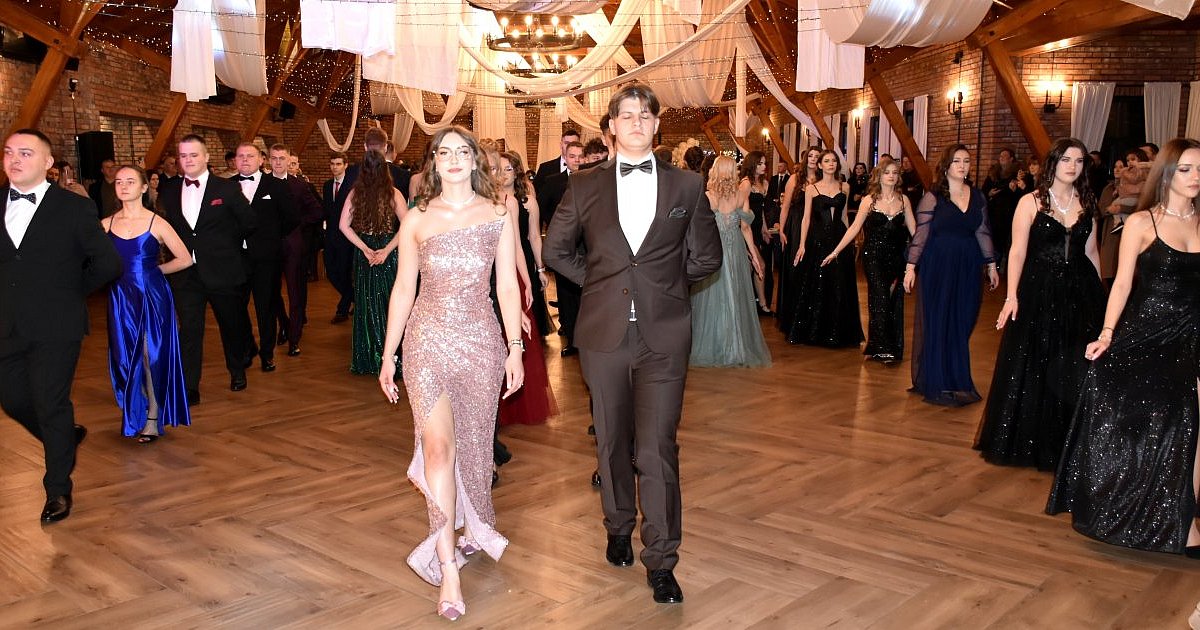 Elegancja i młodzieńcza radość - studniówka sandomierskiego "Rolnika"  [ZDJĘCIA]