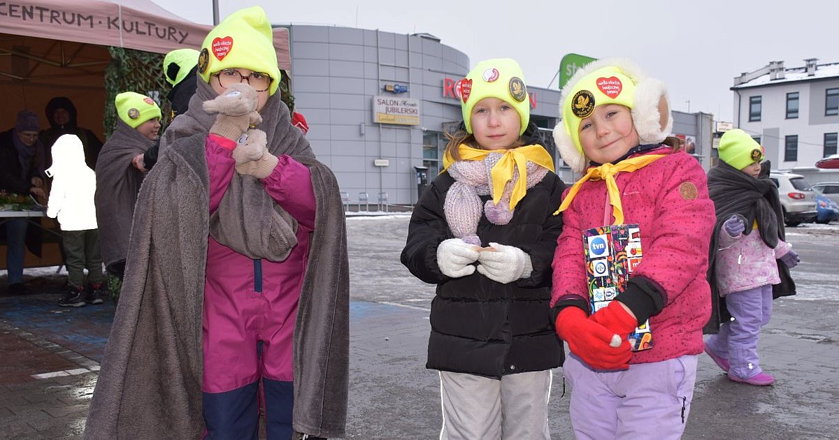 Zabawy z zuchami, przejażdżki motocyklami i "terenówkami" oraz marsz nordic walking. Plenerowy początek finału WOŚP [ZDJĘCIA]