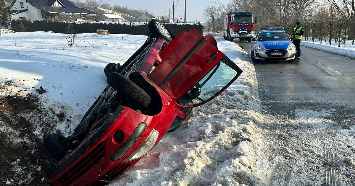 Groźne dachowanie w Chobrzanach. 26-latka w szpitalu