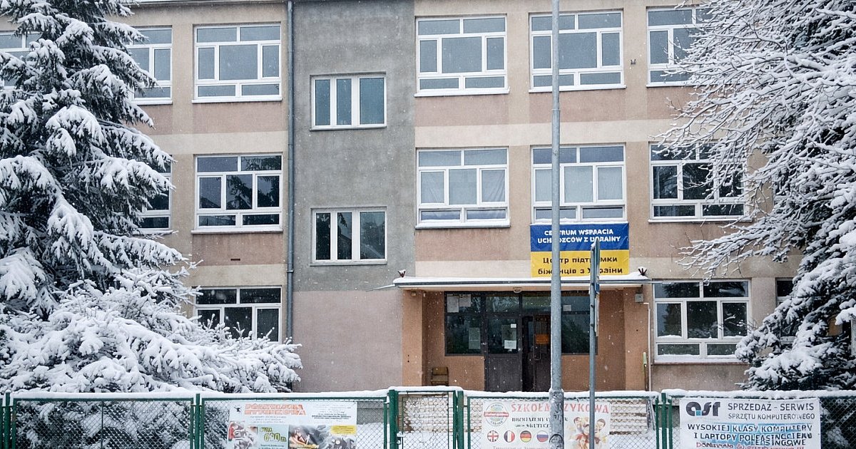 Jest zgoda na sprzedaż dawnego gimnazjum przy ul. Dekutowskiego w Tarnobrzegu. Zobacz kto z radnych głosował za tym rozwiązaniem