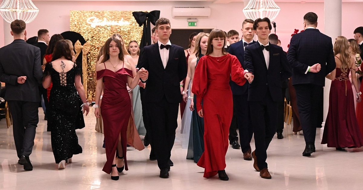 Zatańczyli poloneza po raz 50! Zobaczcie zdjęcia ze Studniówki Zespołu Szkół w Gorzycach [FOTO]