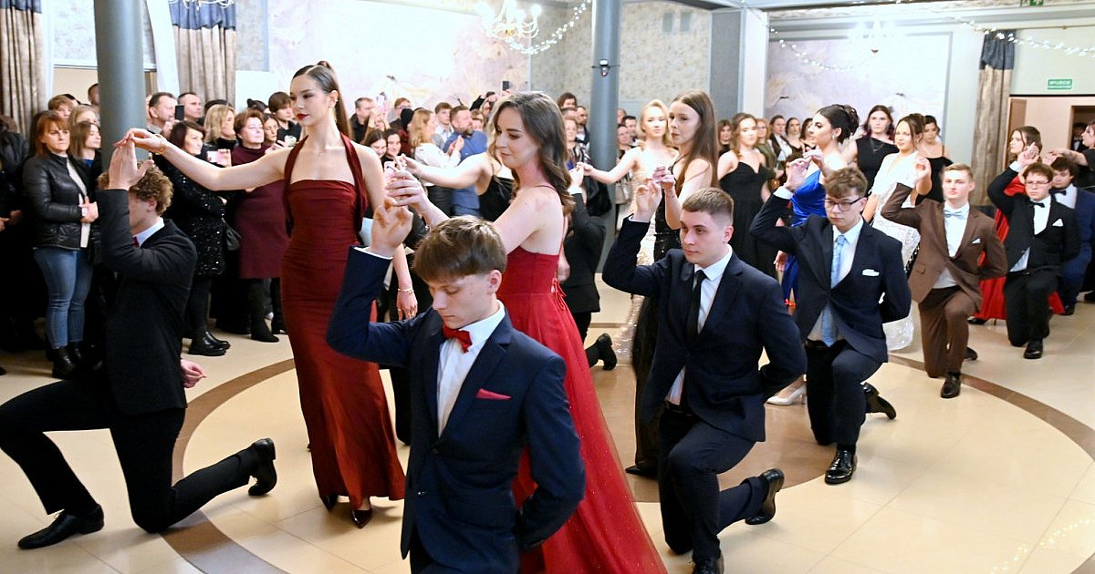 Uczniowie tarnobrzeskiego "Rolnika" bawią się na balu studniówkowym [ZDJĘCIA]