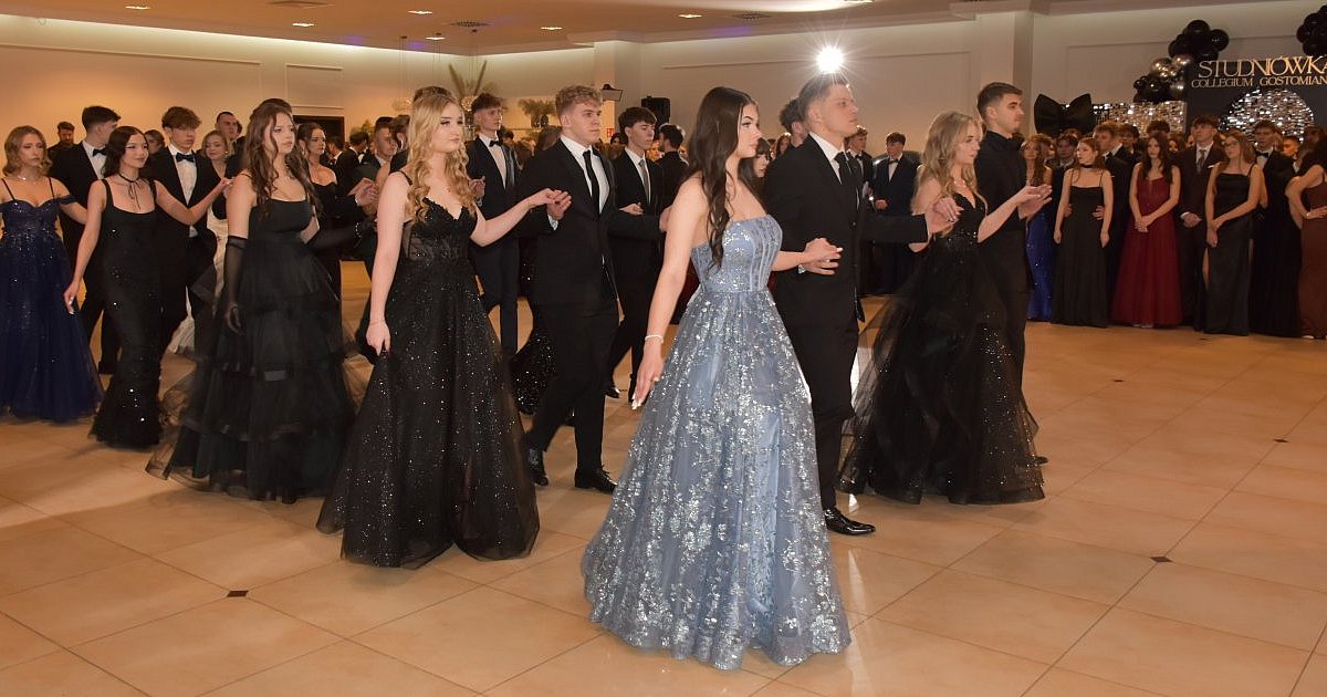 Pełen elegancji polonez na rozpoczęcie studniówki uczniów Collegium Gostomianum w Sandomierzu [ZDJĘCIA]