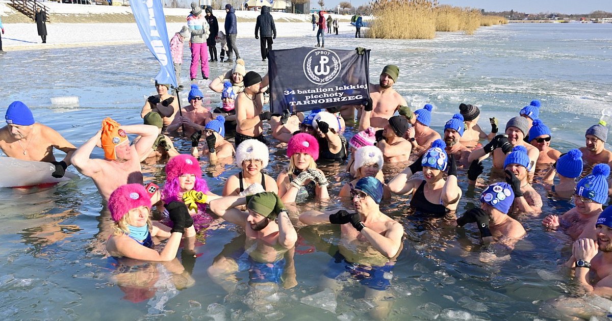 Żołnierze WOT i Body Mors wspólnie zanurzyli się w Jeziorze Tarnobrzeskim. Nie przeszkodził im siarczysty mróz [ZDJĘCIA]