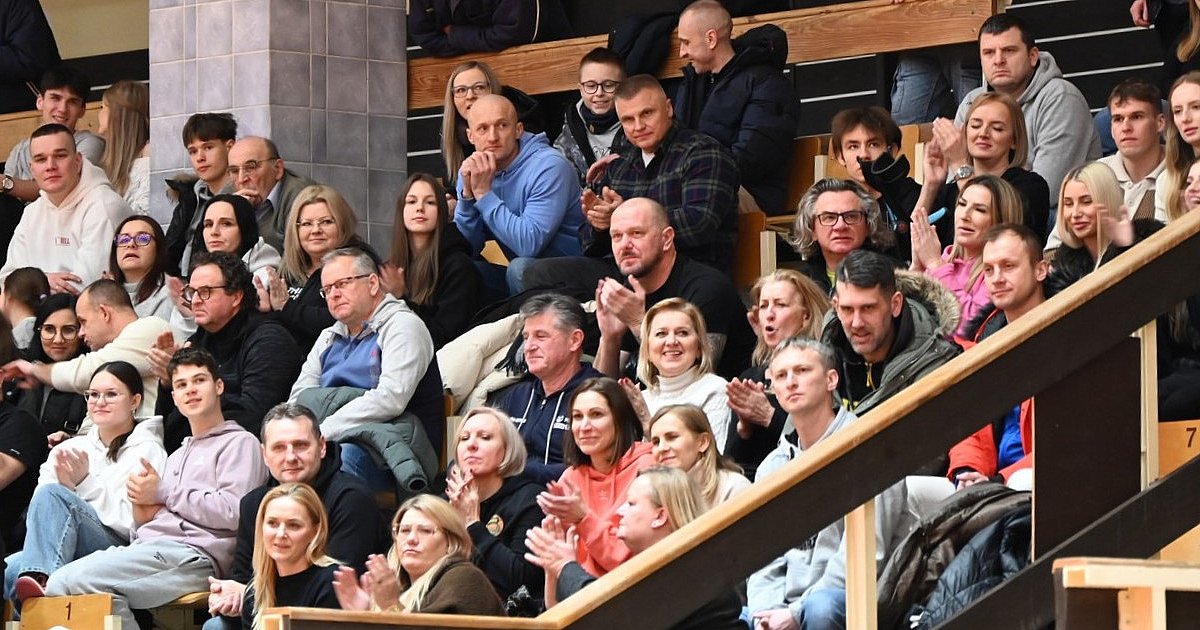 Mróz nie powstrzymał fanów Siarki. Znów pełne trybuny na meczu koszykarzy [FOTO]