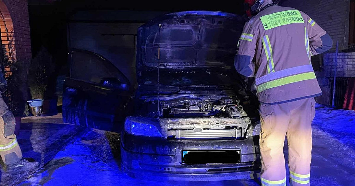 Poranny pożar auta w Błoniu. Właściciel ugasił ogień przed przyjazdem straży