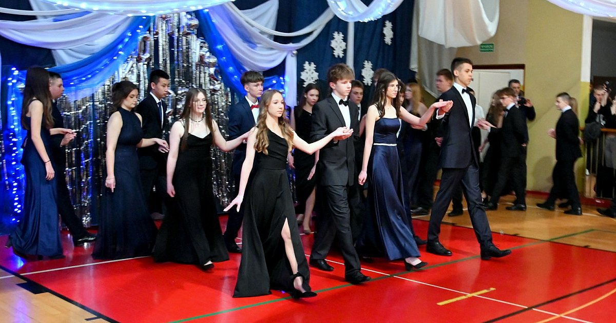 Ósmoklasiści z SP nr 3 w Tarnobrzegu zatańczyli efektownego poloneza na komersie