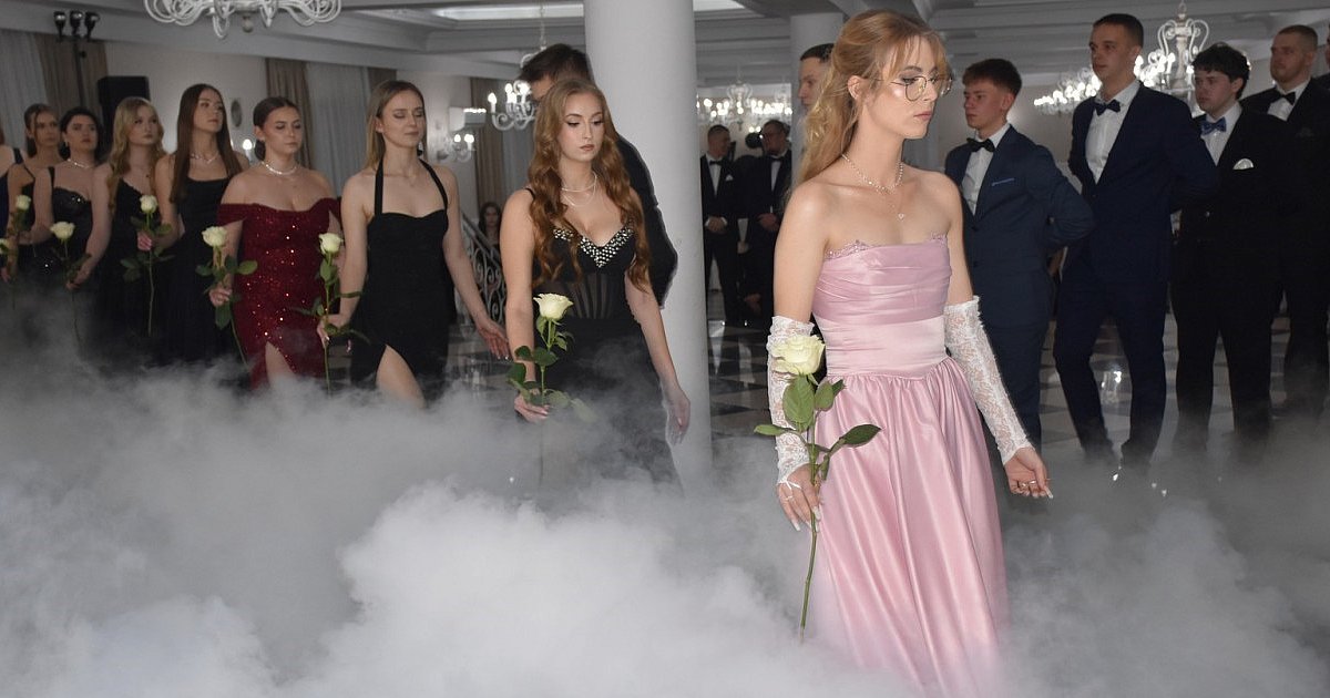 Sandomierski "Ekonomik" bawi się dziś na studniówkowym balu [ZDJĘCIA]