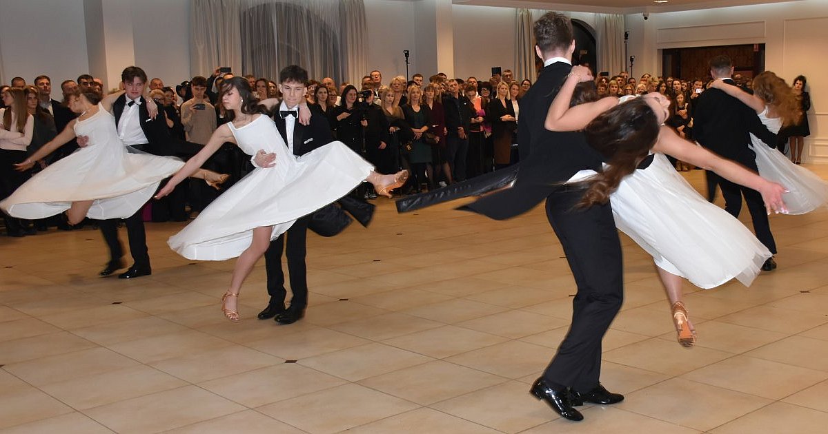 Polonez, walc i marsz. Wspaniałe rozpoczęcie studniówki II Liceum Ogólnokształcącego w Sandomierzu [ZDJĘCIA]