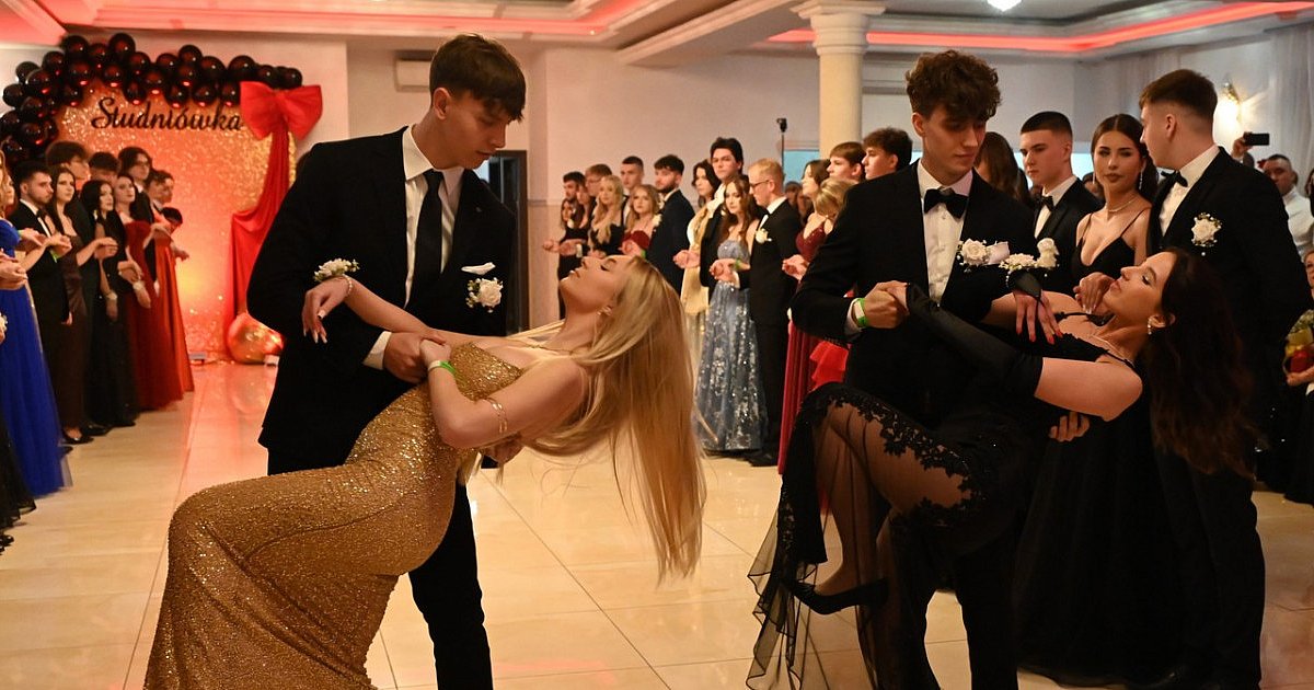 Elegancja i szyk. Widowiskowa studniówka Liceum Ogólnokształcącego w Grębowie [ZDJECIA]