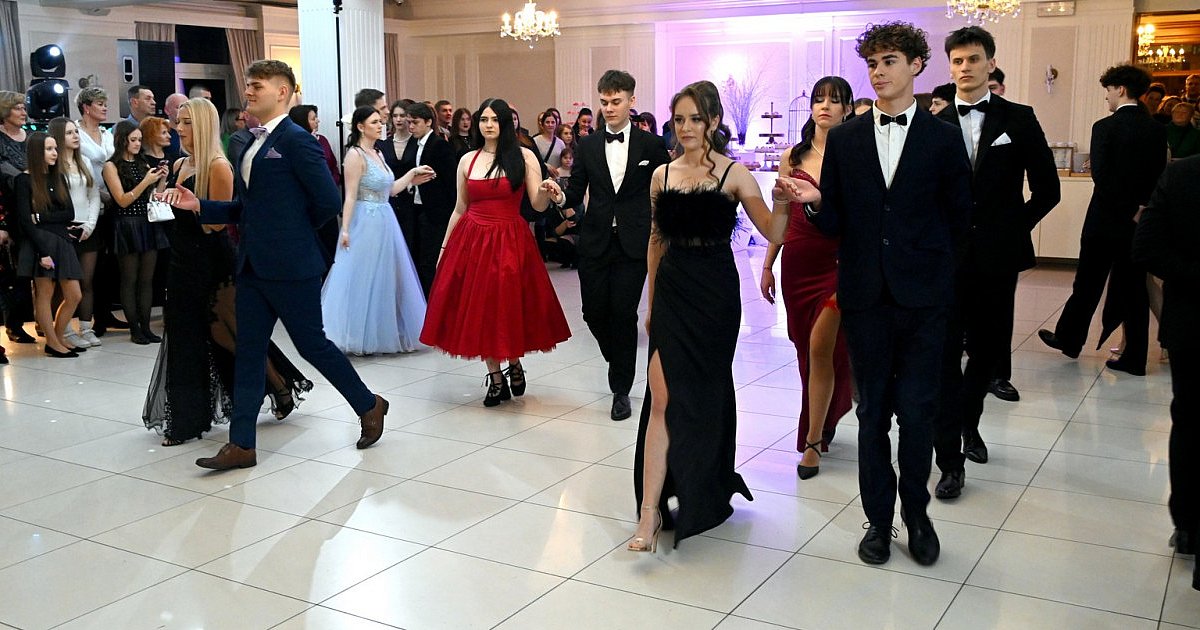 Polonezy, walc i latino na studniówce "Prymasówki" i SMS Siarka Tarnobrzeg