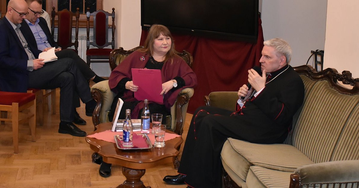 Biskup Krzysztof Nitkiewicz opowiadał o swojej nowej książce "Baranki Boże". Spotkanie autorskie w sandomierskim seminarium