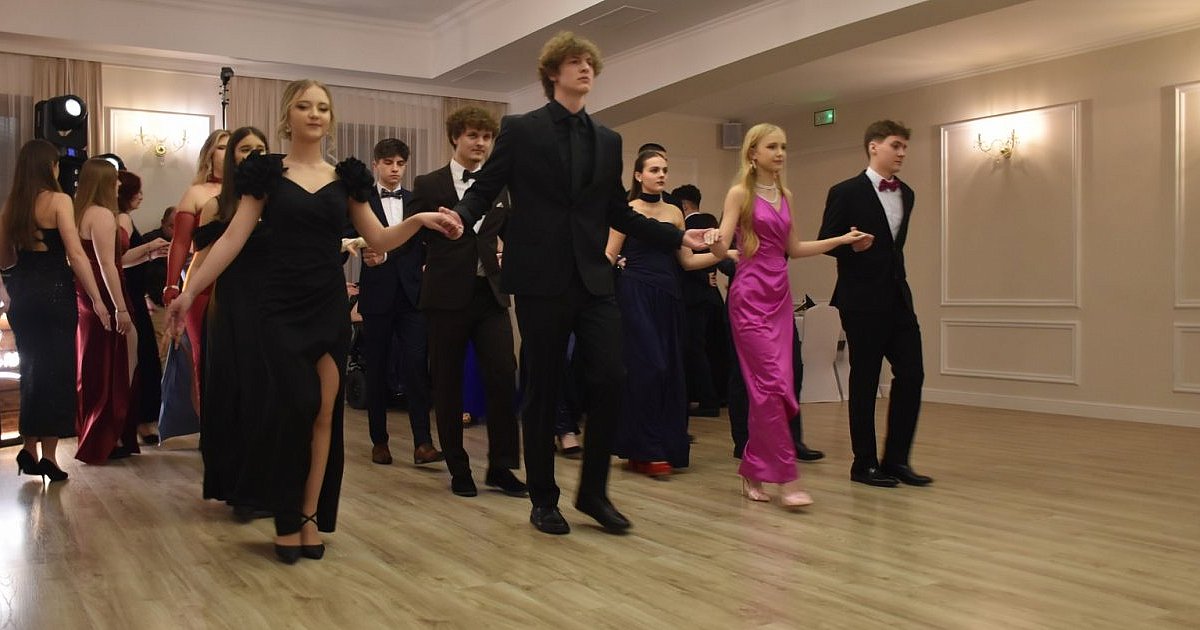 Wyjątkowa studniówka Zespołu Szkół nr 1 w Nowej Dębie [ZDJĘCIA]