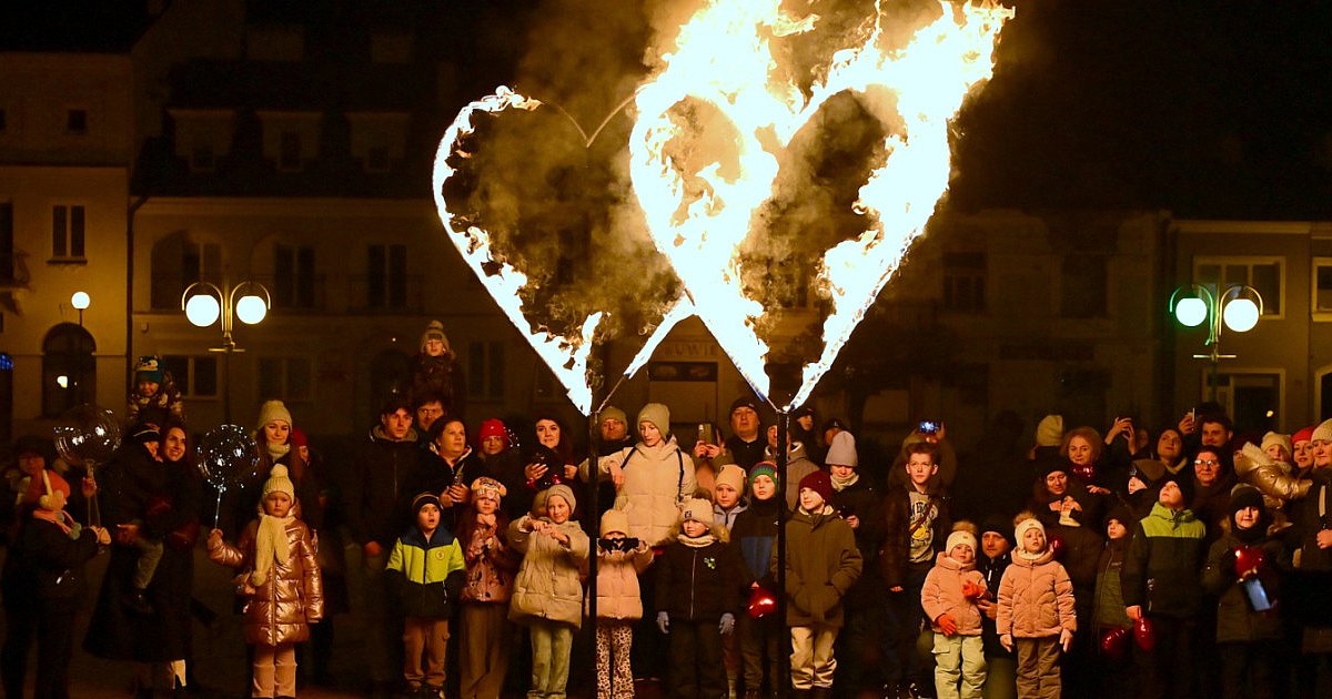 Ogniste Walentynki w Tarnobrzegu. Spektakl Teatru Ognia Bohema zachwycił widzów [ZDJĘCIA]