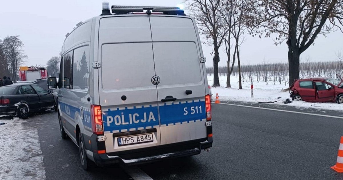 Zderzenie dwóch osobówek na DK77 w gminie Obrazów. Dwie osoby trafiły do szpitala