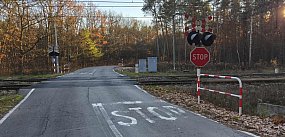 Podwójne oznakowanie na przejeździe kolejowym