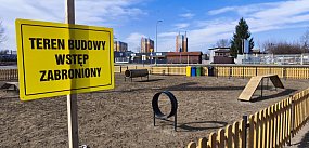 Psi plac zabaw w Tarnobrzegu czynny, ale z tabliczką