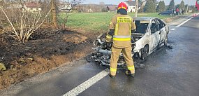 Auto spłonęło na drodze w gminie Klimontów
