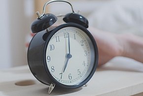 Kiedy cofamy zegarki? Tym razem zimowy czas przyjdzie prędzej-225252