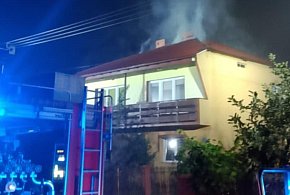 Pożar domu w Stalach. Na miejsce wezwano 4 zastępy [ZDJĘCIA]-225330