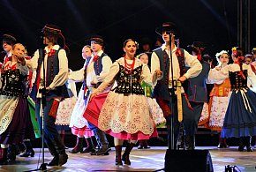 Nawet burza nie skłoniła tarnobrzeskich seniorów do przerwania zabawy [ZDJĘCIA]-225357
