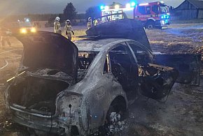 Audi spłonęło na ściernisku. Kierowca zjechał z drogi na pole [ZDJĘCIA]-225379