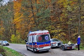 17-latek uderzył crossem w drzewo. Wezwano śmigłowiec LPR [ZDJĘCIA]-226779